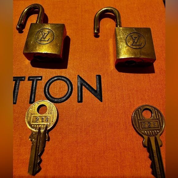 AUTHENTIC VINTAGE LOUIS VUITTON PADLOCK AND KEY - Picture 7 of 11
